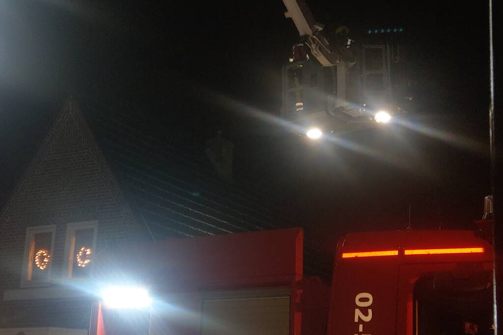 Brand in schoorsteen van woning