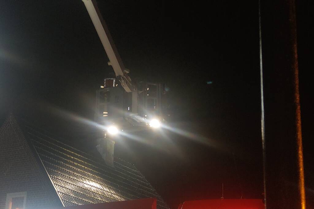 Brand in schoorsteen van woning