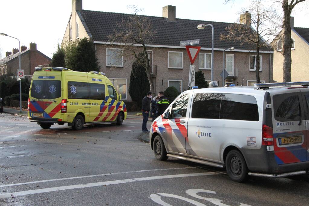 Fietsster gewond naar het ziekenhuis na botsing met auto