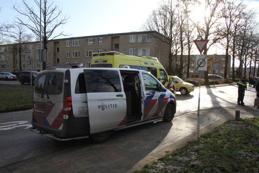 Fietsster gewond naar het ziekenhuis na botsing met auto