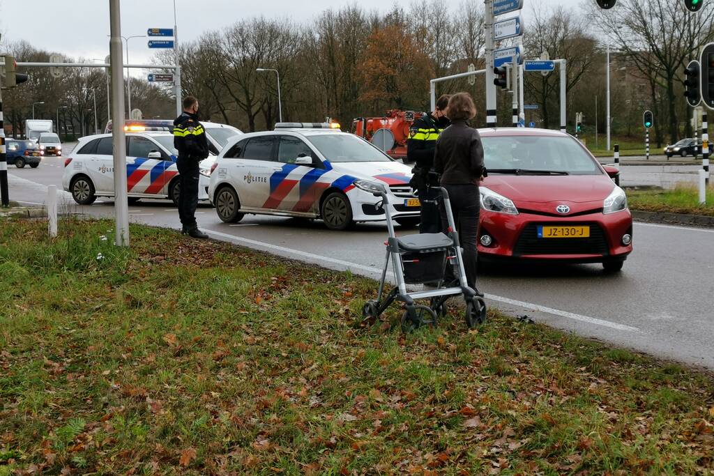 Overstekende voetganger met rollator aangereden door auto