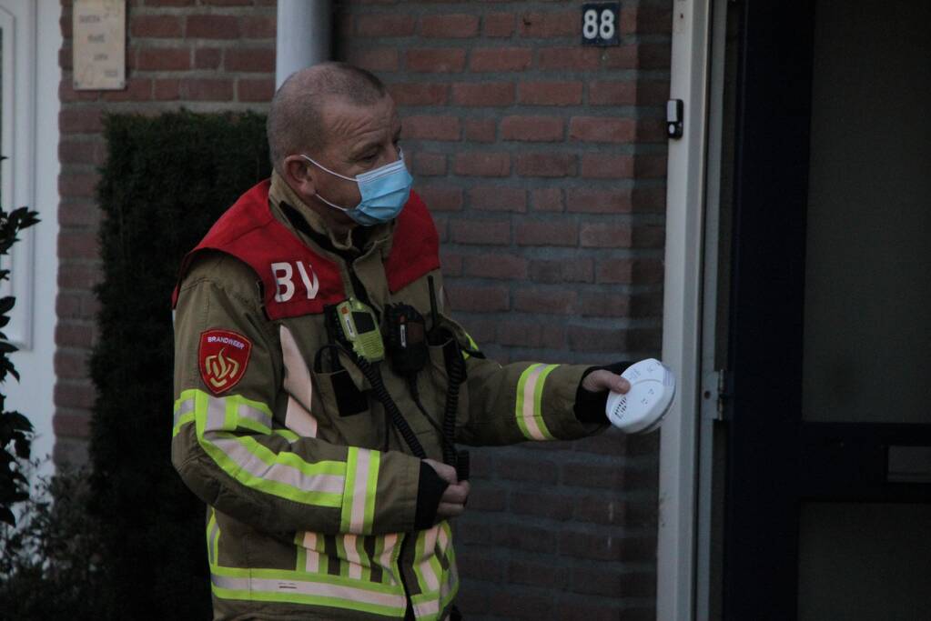Brandweer doet onderzoek in woning na afgaan van koolmonoxidemelder