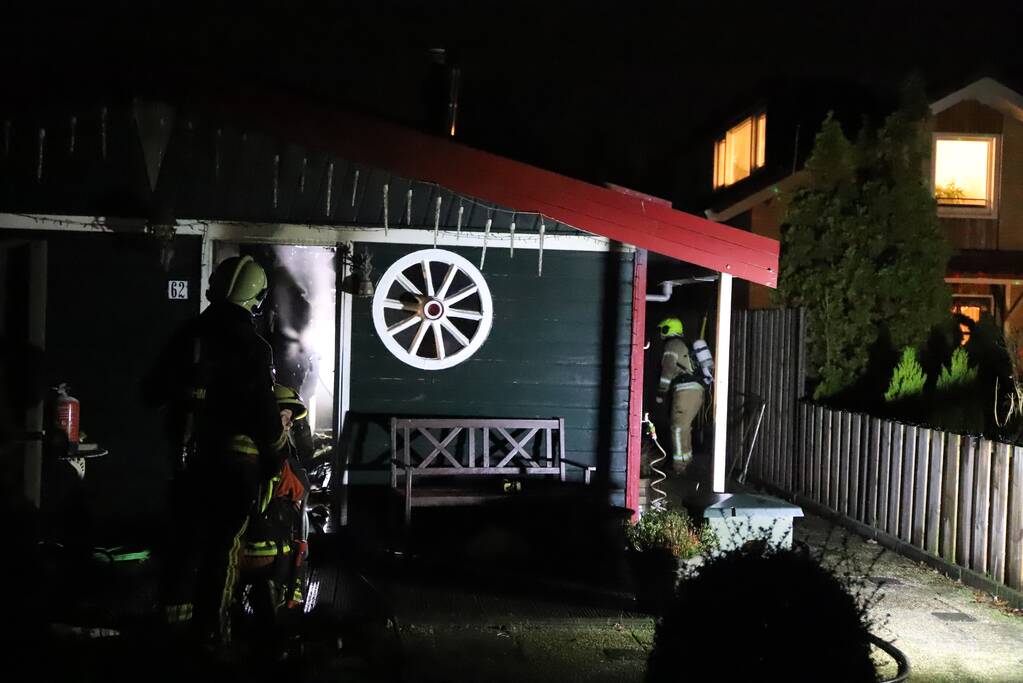 Flinke brand in houten chalet