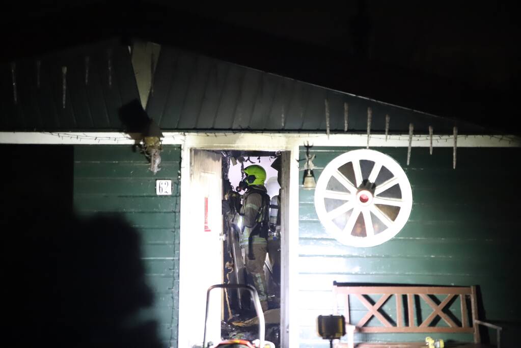 Flinke brand in houten chalet