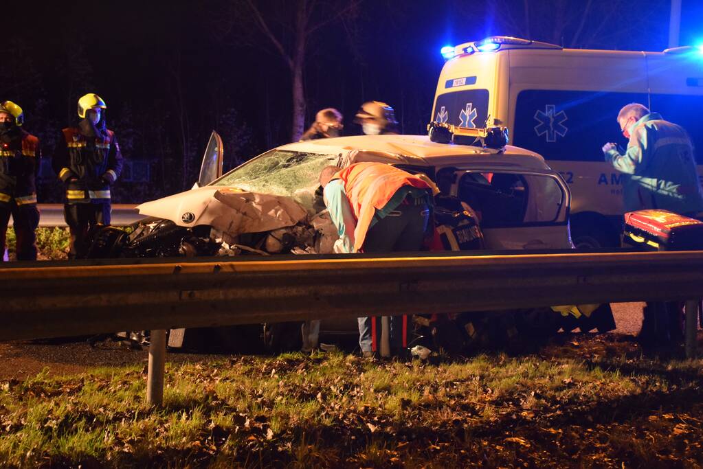 Auto botst tegen pijlwagen