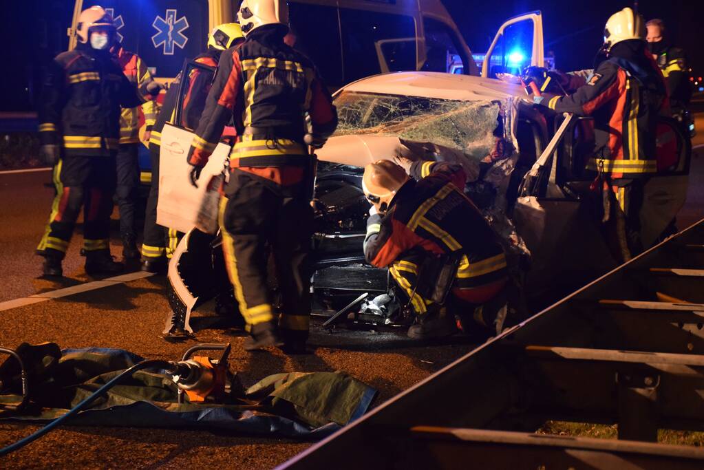 Auto botst tegen pijlwagen