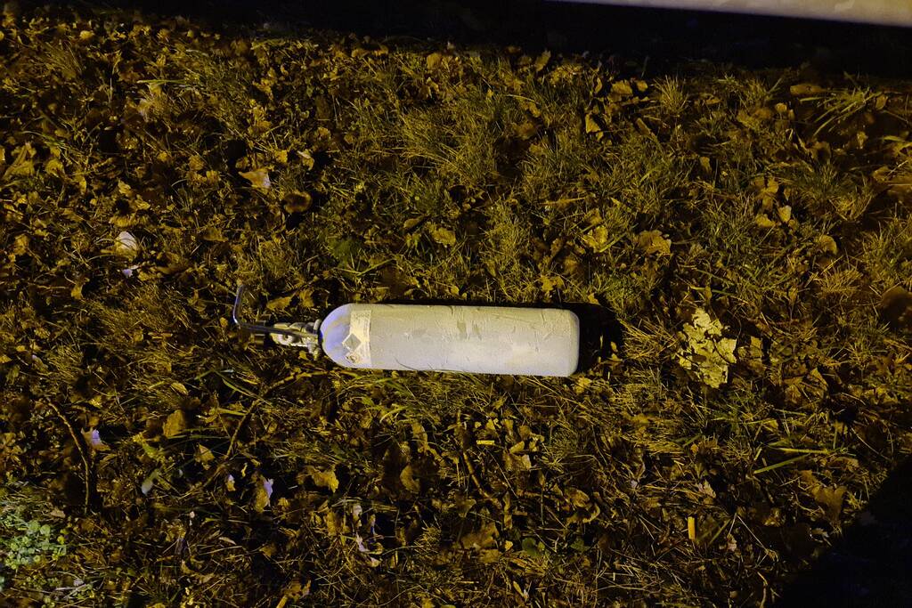 Auto botst tegen pijlwagen