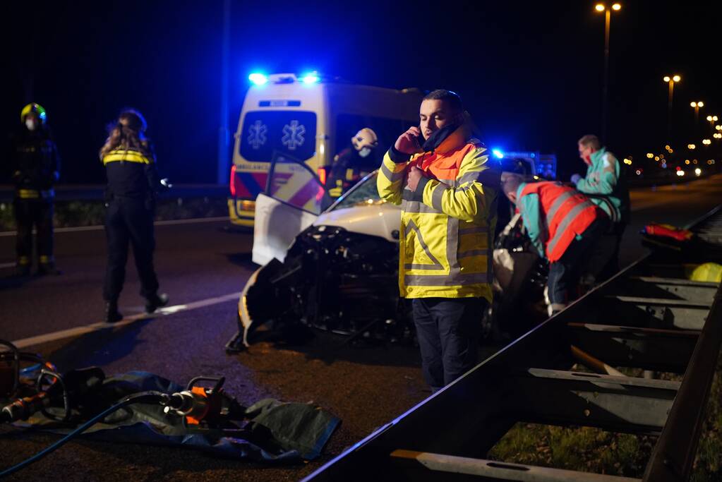 Auto botst tegen pijlwagen