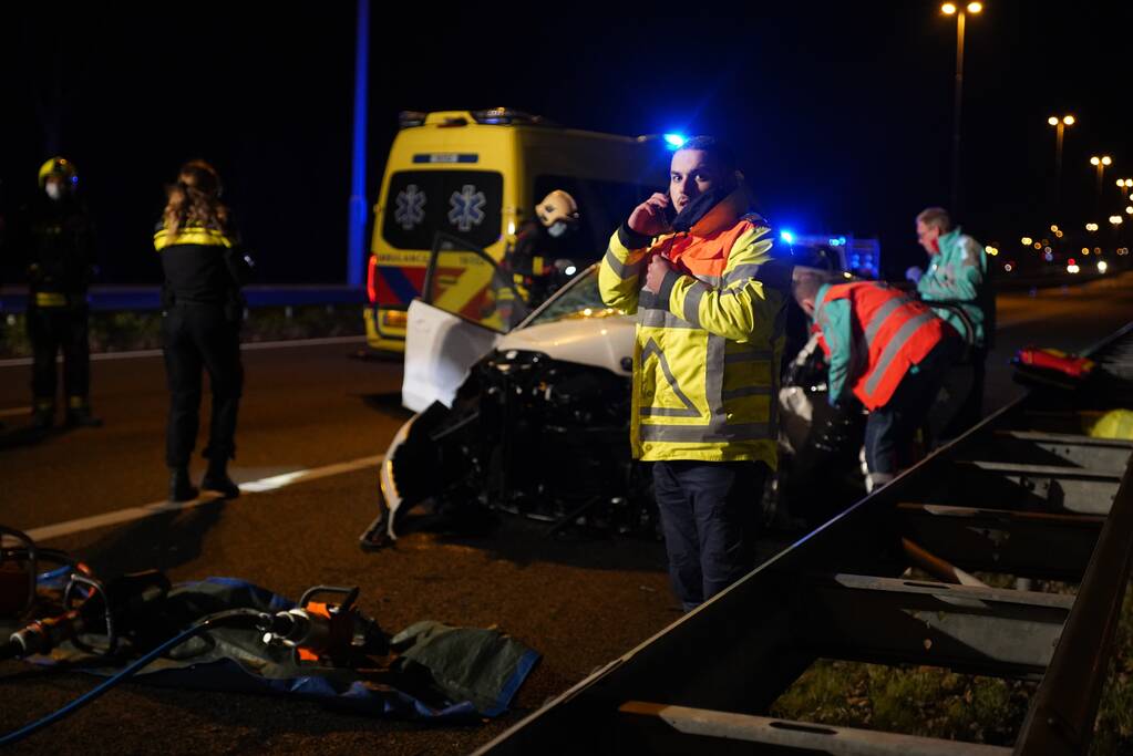 Auto botst tegen pijlwagen