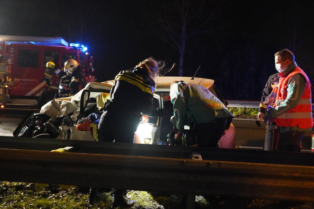 Auto botst tegen pijlwagen