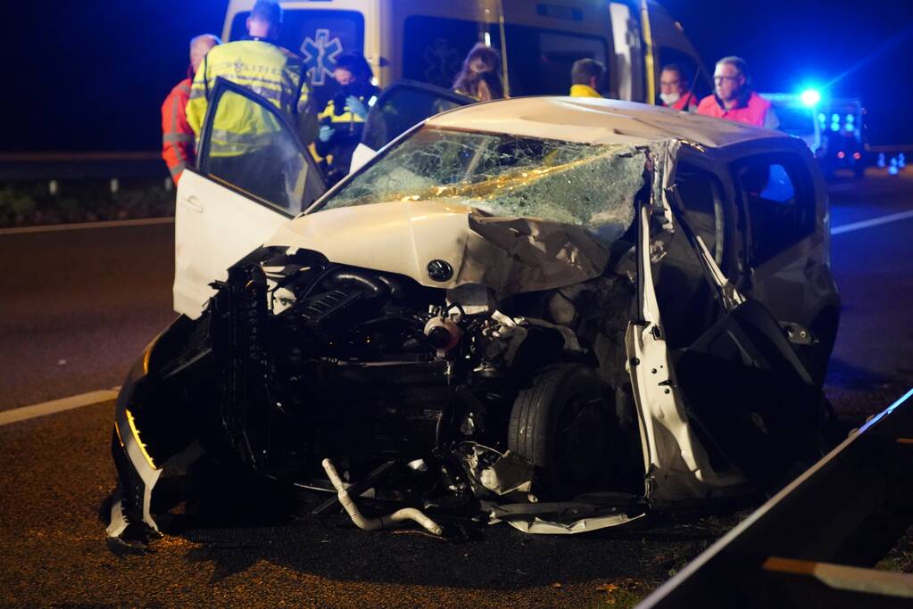 Auto botst tegen pijlwagen