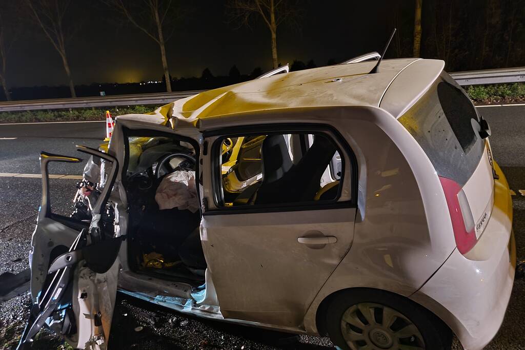 Auto botst tegen pijlwagen