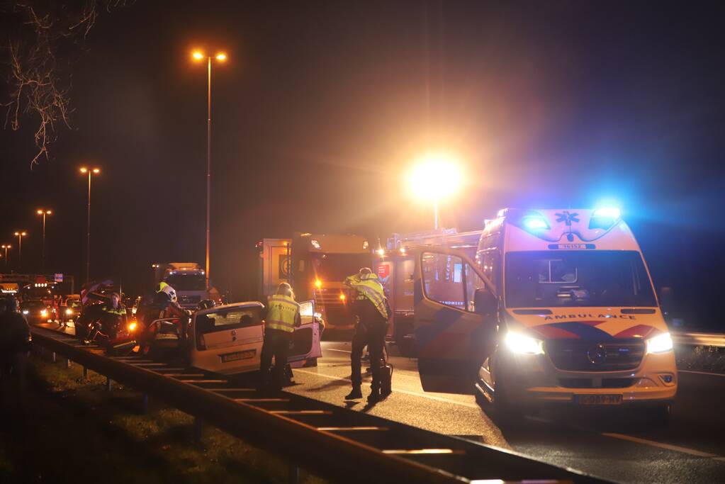 Auto botst tegen pijlwagen