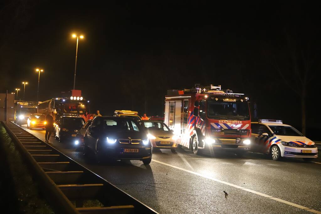 Auto botst tegen pijlwagen