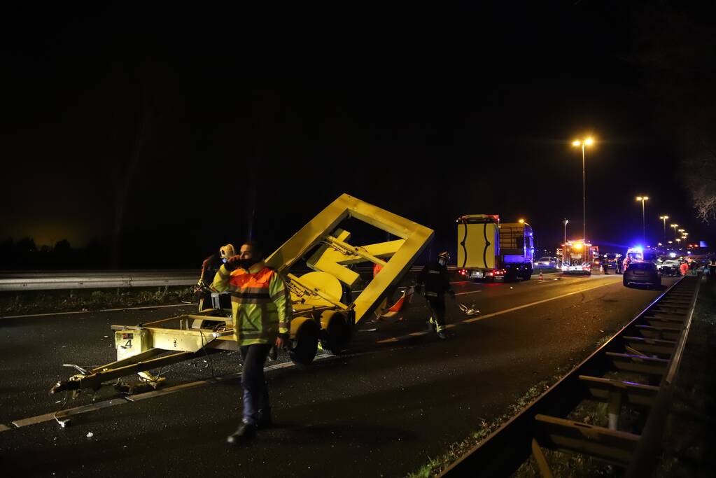 Auto botst tegen pijlwagen