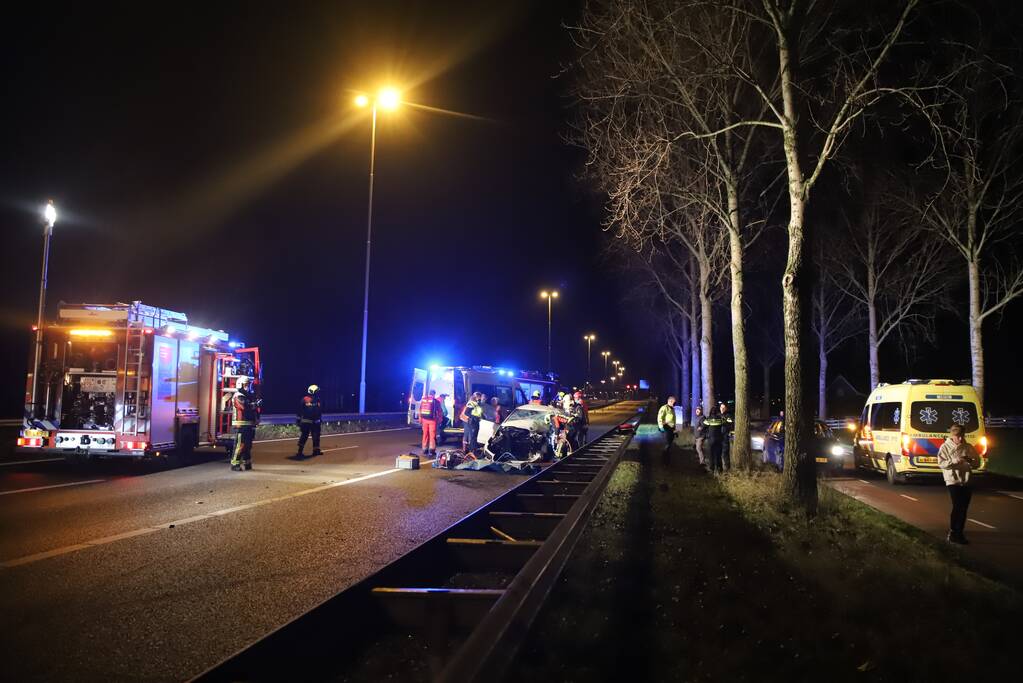 Auto botst tegen pijlwagen
