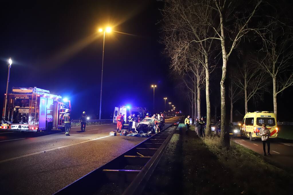 Auto botst tegen pijlwagen