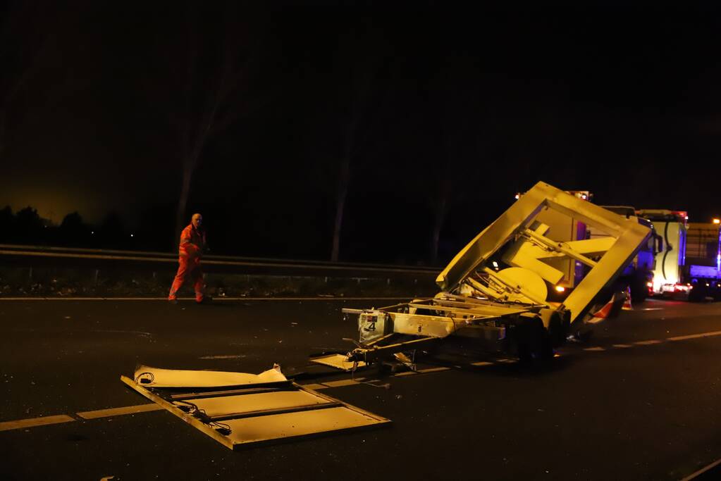 Auto botst tegen pijlwagen