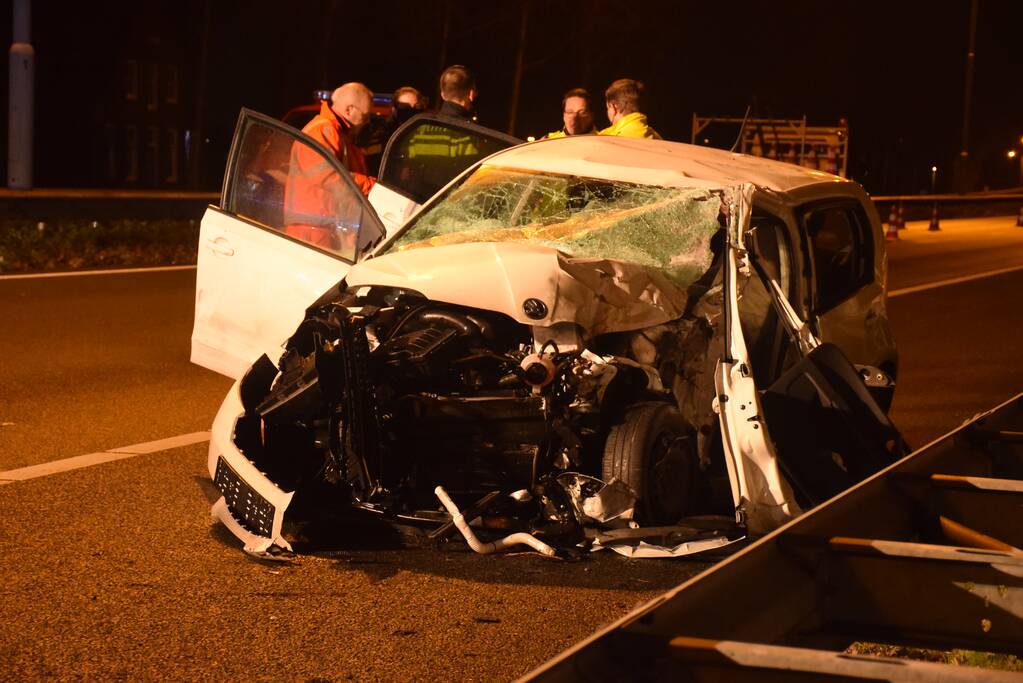 Auto botst tegen pijlwagen