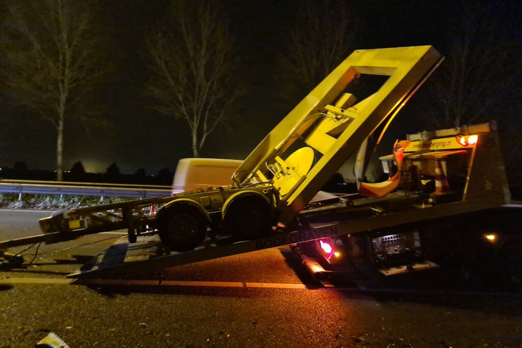 Auto botst tegen pijlwagen