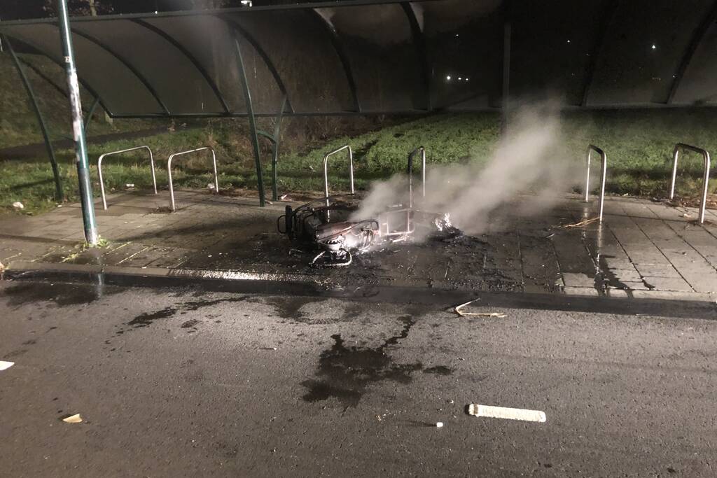 Brommer door brand verwoest