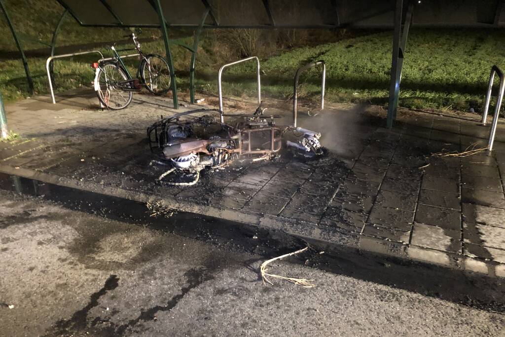 Brommer door brand verwoest