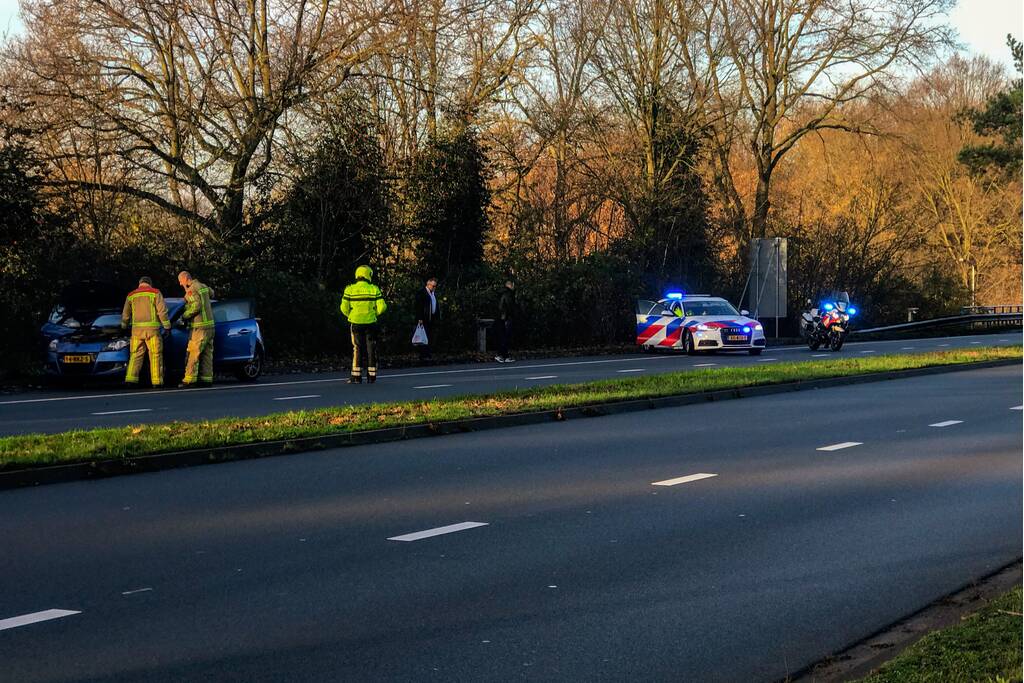 Auto vliegt tijdens het rijden spontaan in brand