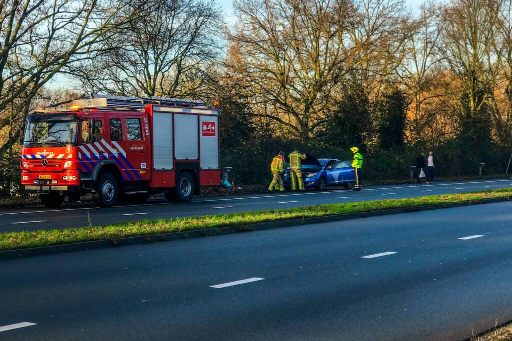 Auto vliegt tijdens het rijden spontaan in brand