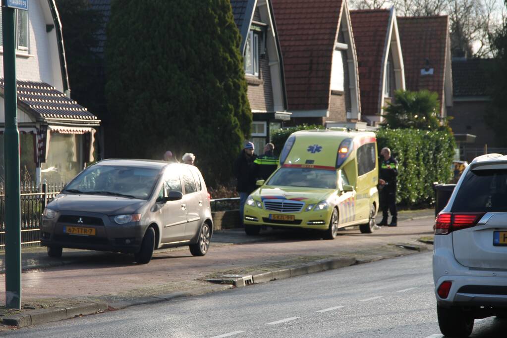 Auto en fietser botsen met elkaar