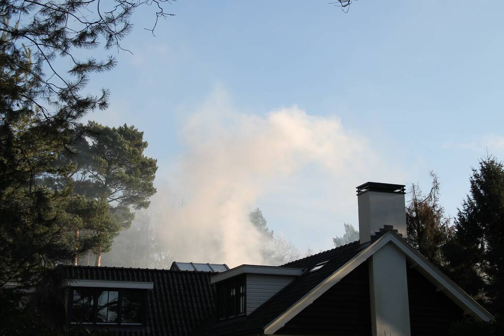 Veel rook bij brand in carport
