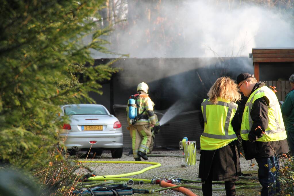 Veel rook bij brand in carport