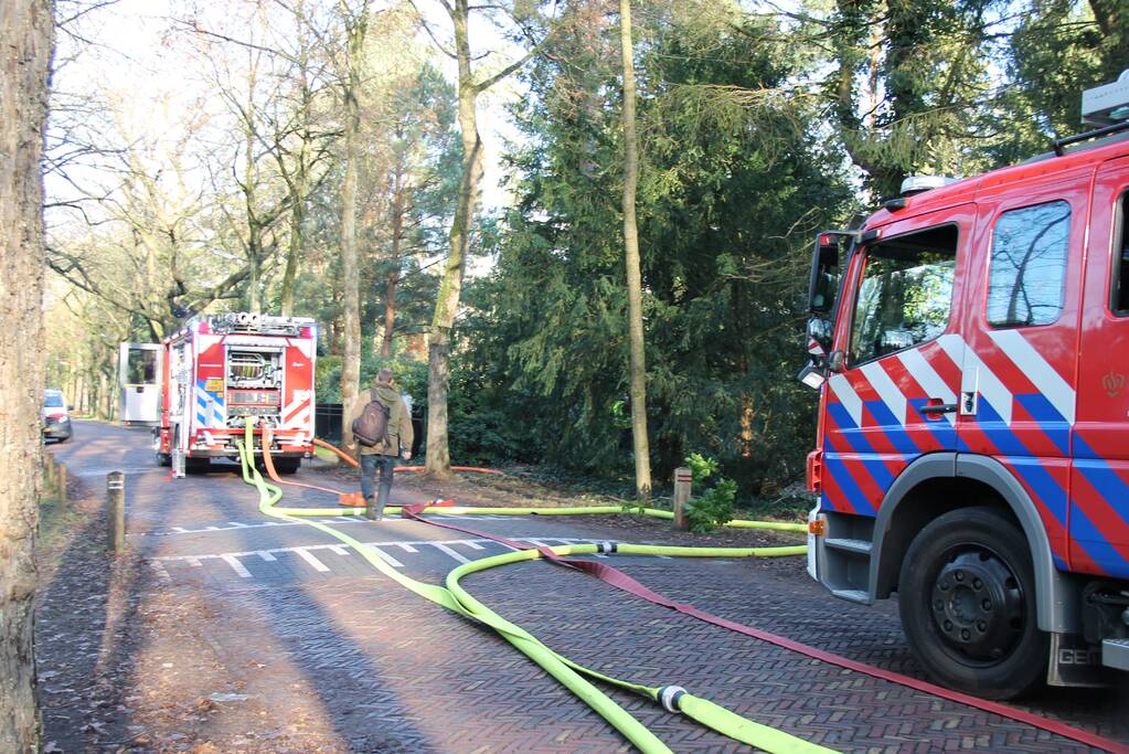 Veel rook bij brand in carport