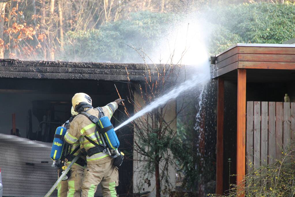 Veel rook bij brand in carport
