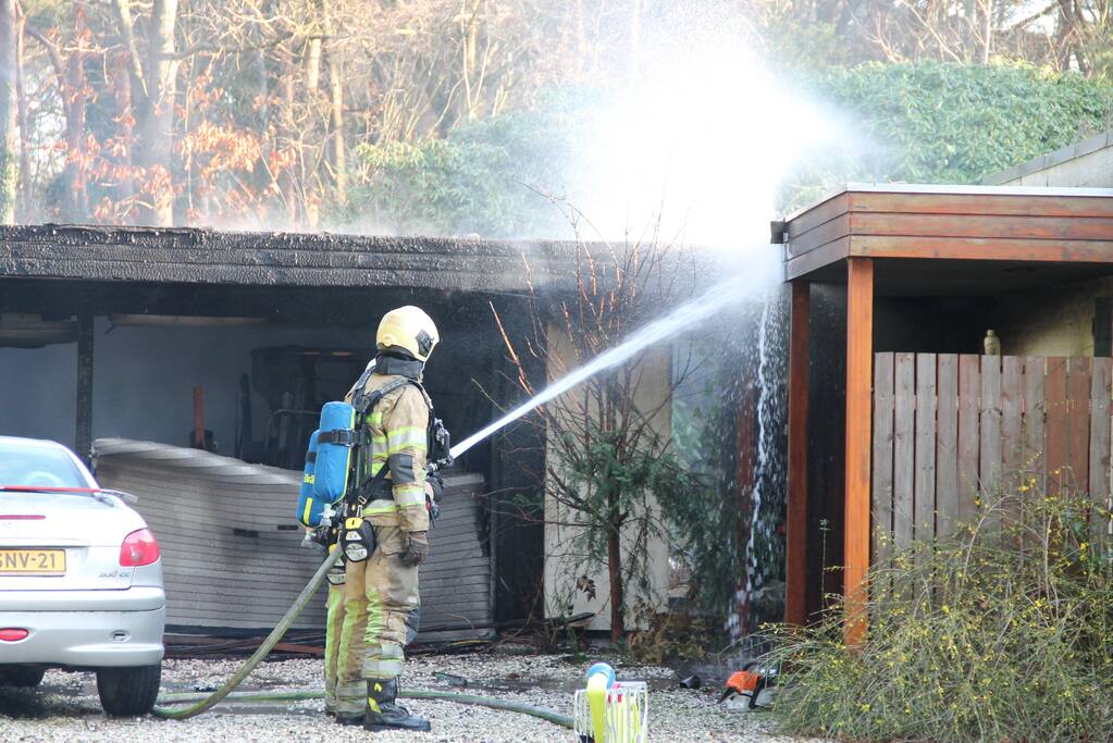 Veel rook bij brand in carport
