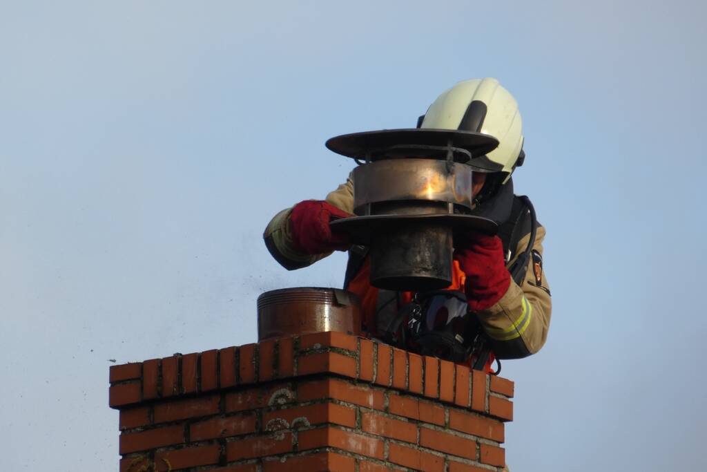 Flinke schoorsteenbrand bij woning