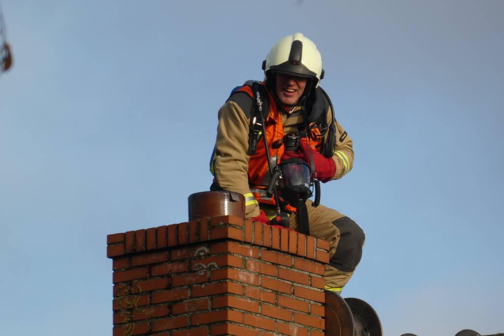 Flinke schoorsteenbrand bij woning