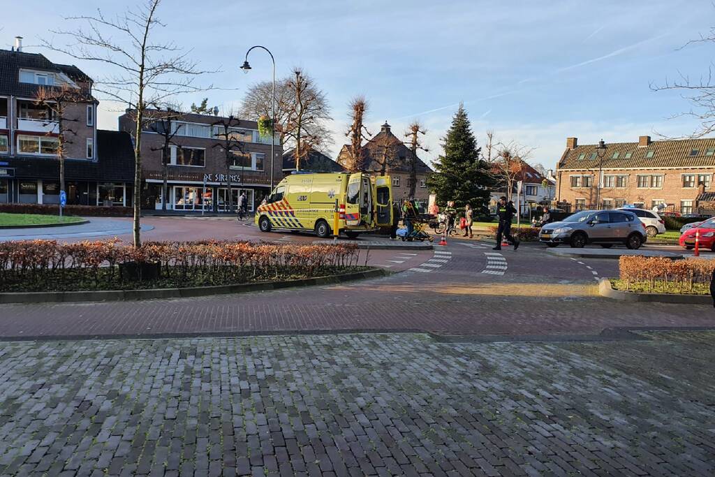 Fietsster aangereden op rotonde