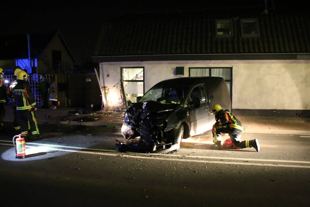 Automobilist knalt op huis