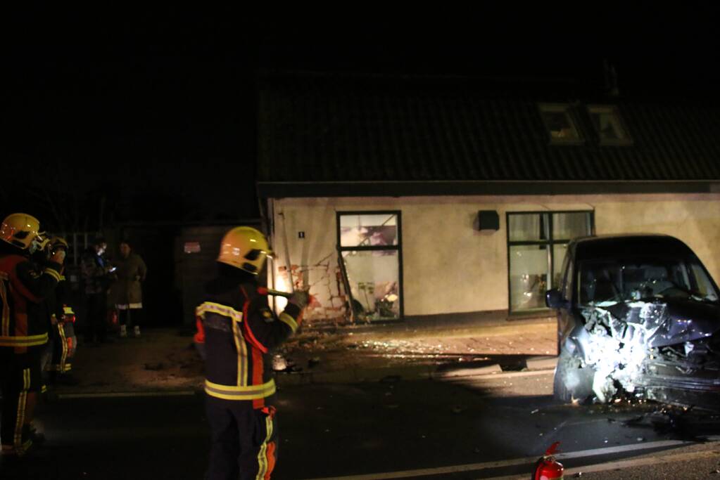 Automobilist knalt op huis