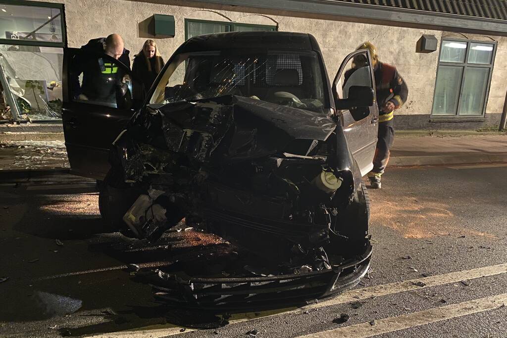 Automobilist knalt op huis