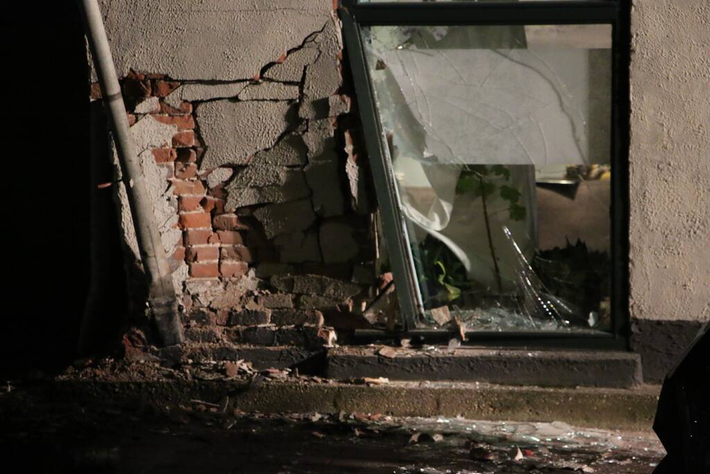 Automobilist knalt op huis