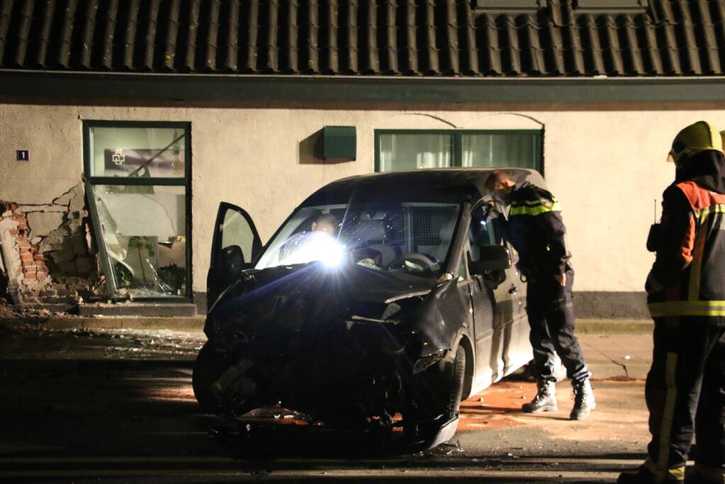 Automobilist knalt op huis