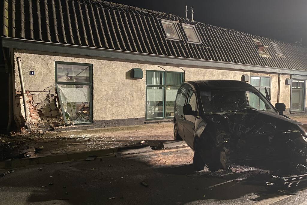 Automobilist knalt op huis