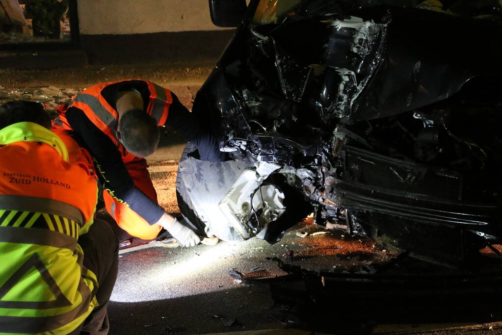 Automobilist knalt op huis