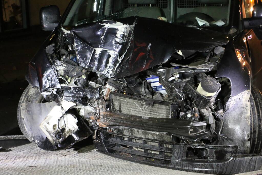 Automobilist knalt op huis