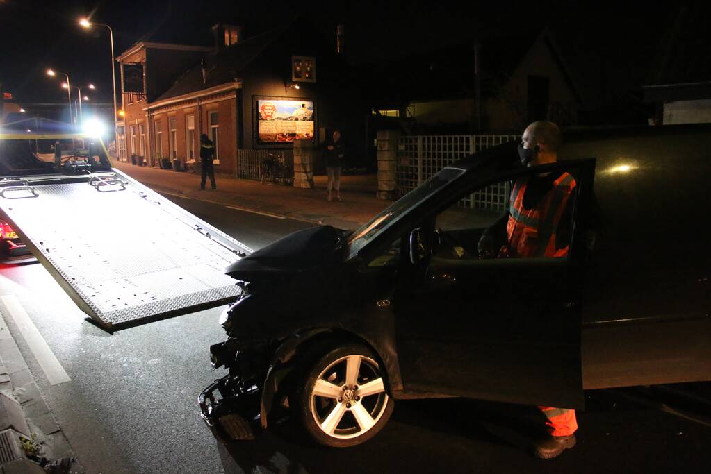 Automobilist knalt op huis