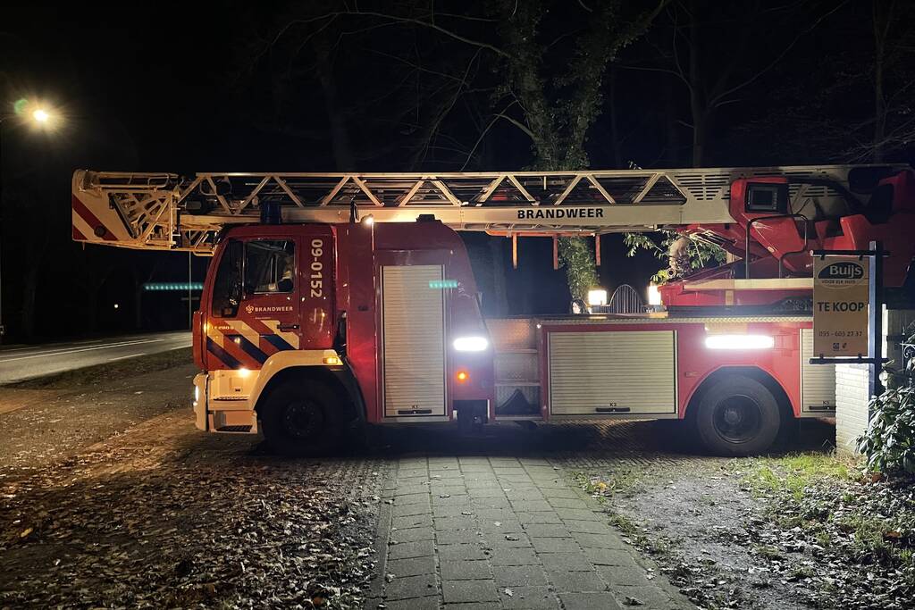 Brandweer blust brand in schoorsteen