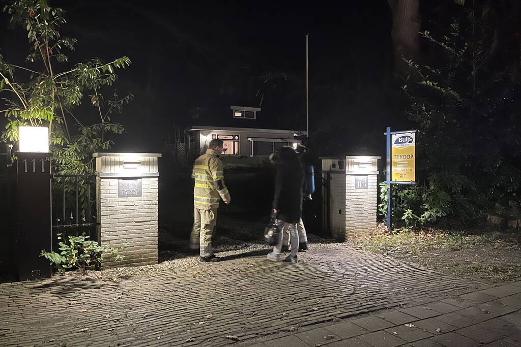 Brandweer blust brand in schoorsteen