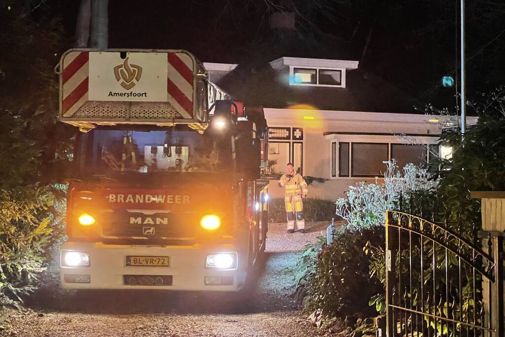 Brandweer blust brand in schoorsteen
