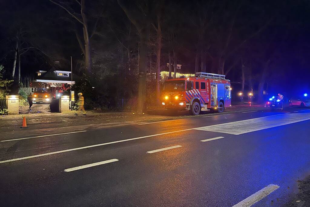 Brandweer blust brand in schoorsteen